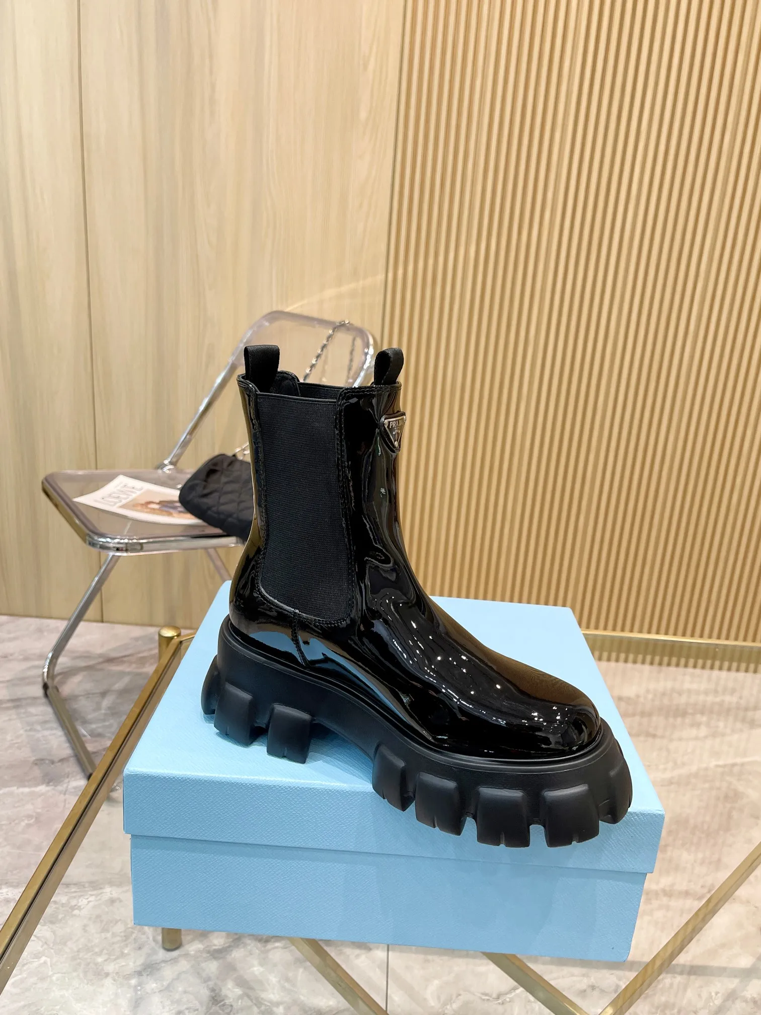 👟👟Ex-factory price 560👟👟 2023 SSS launches the Prada short boots series. PRADA's early autumn and winter T-stage catwalk show is the same style as "Dreams never sleep". Prada can be used on important occasions. It has a fresh style with a little nobility and is perfect on the feet. 💃💃 Wear these shoes with them. They are elegant and crystal clear. The materials of various accessories are exclusively customized one to one, so that there is no distance from the original. The entire series is a combination of exciting and unexpected elements, allowing you to have a taste of the ever-changing style of the Prada girl. 🎀Upper: imported cowhide, patent leather, open-edge beaded cowhide 🎀Inner lining: cowhide lining🎀Outsole: original Italian outsole Color supply, code number 35-41 (40.41 customization is not returnable)